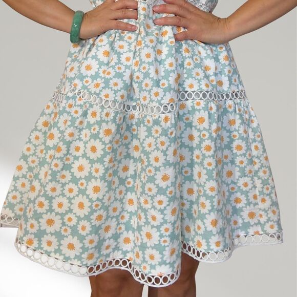 Mini tiered dress with eyelet lace trim - Picture 3 of 4